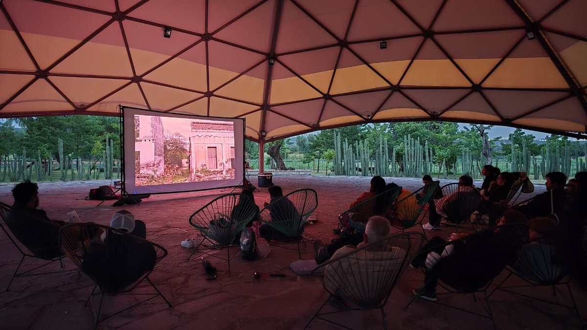 Cine en la Hacienda — público viendo la proyección bajo la carpa geodésica