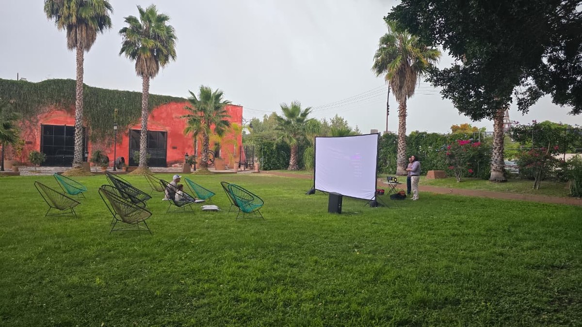 Instalación de la pantalla al aire libre en Hacienda Tlacote el Bajo