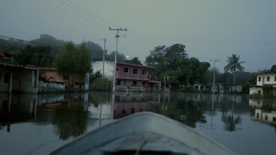 Fotograma de Los reyes del pueblo que no existe — recorrido en lancha entre casas inundadas