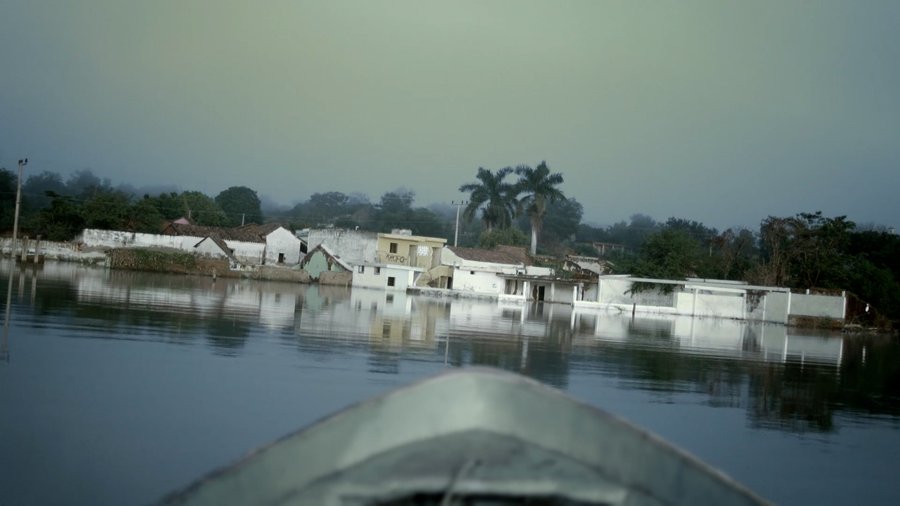 Fotograma de Los reyes del pueblo que no existe — vista desde la lancha del pueblo bajo el agua