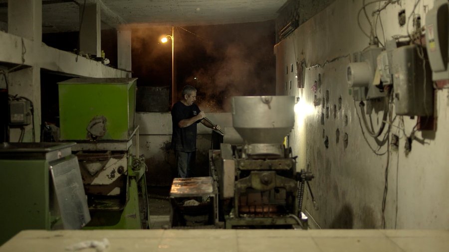 Fotograma de Los reyes del pueblo que no existe — trabajo nocturno en el molino
