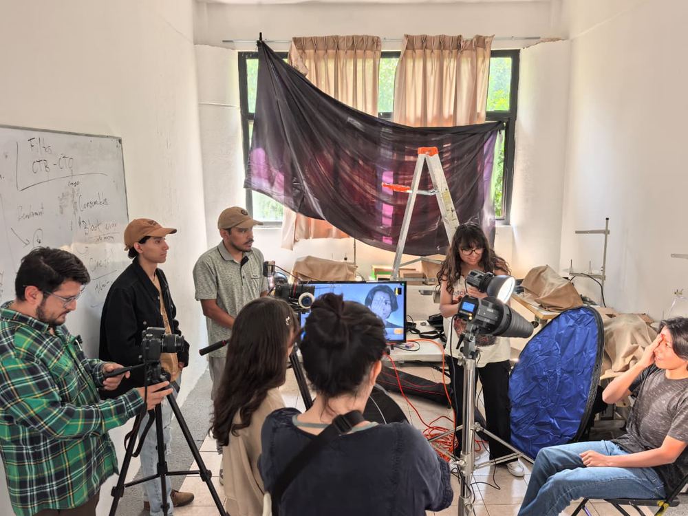 Estudiantes en sesión práctica de cinefotografía